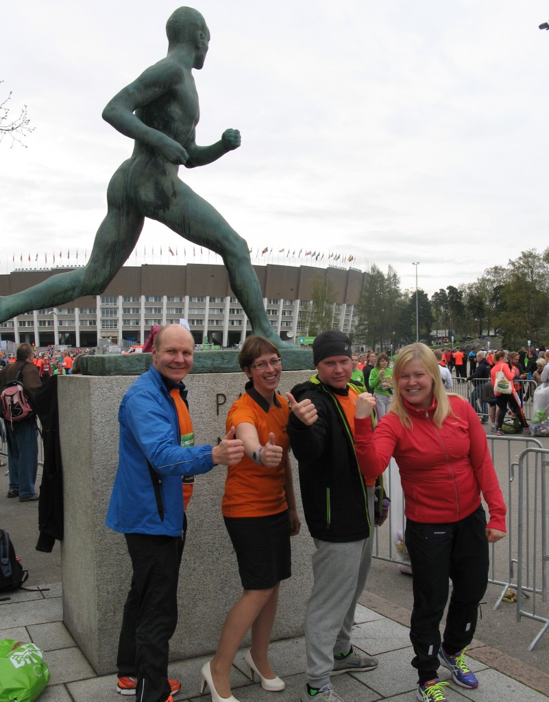 Iloisia tunnelmia Sarin Teamissä Helsinki City Runin 10.5.2014 jälkeen Paavo Nurmen patsaalla. Osa porukasta vielä reissussa tai suihkussa.